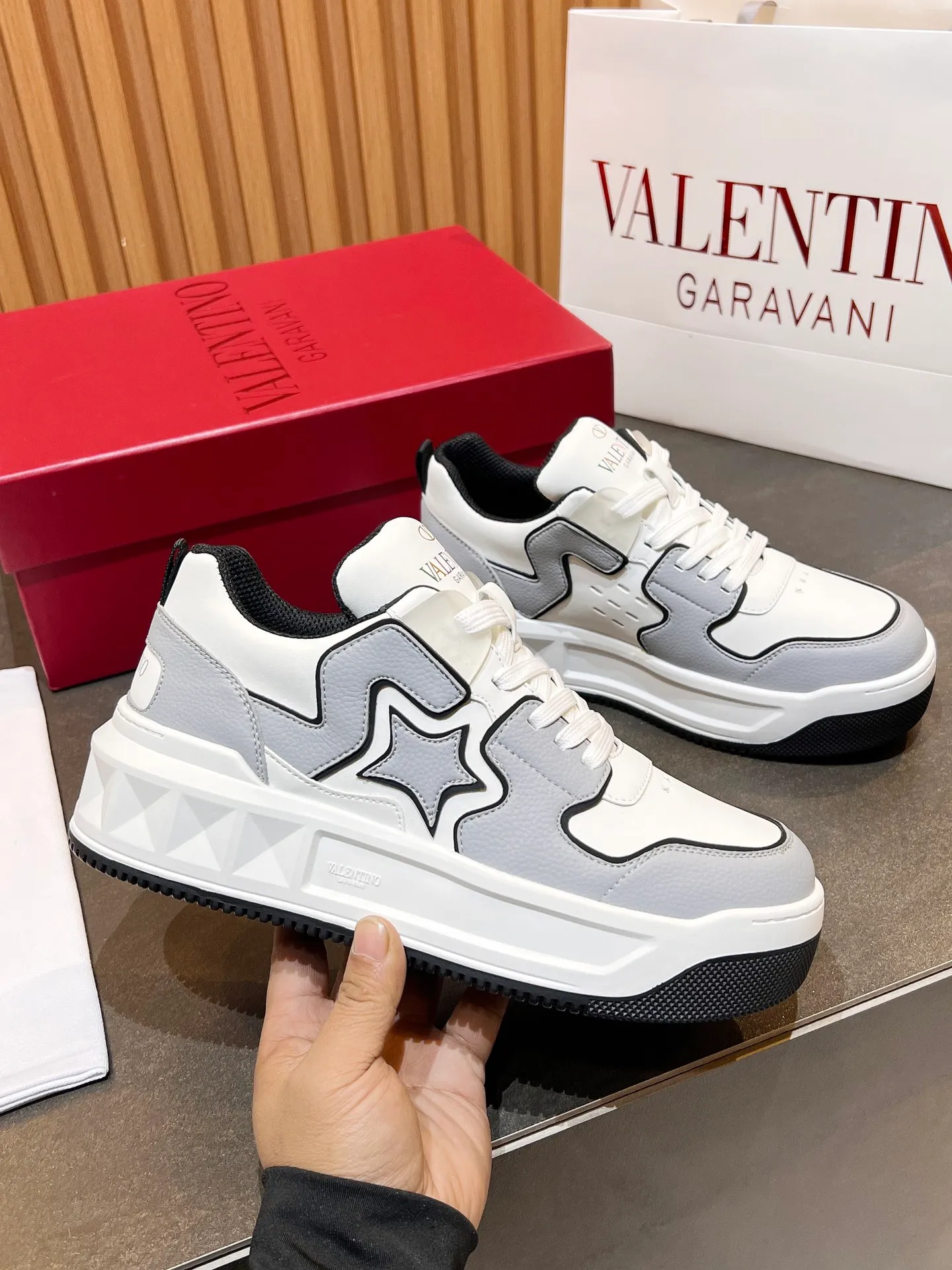 👟👟Ex-factory price 660👟👟 𝑽𝒂𝒍𝒆𝒏𝒕𝒊𝒏𝒐Valentino 𝑶𝒏𝒆𝑺𝒕𝒖𝒅 Couple casual sports shoes series Valentino 2024 new couple sports shoes are on sale. The original ZP was purchased and dismantled. Repeated pattern making and modification. I tried my best to restore it one to one! Top luxury masterpiece Signature five-pointed star design Soft and comfortable genuine leather with contrasting colors brings excellent and elegant texture and excellent on-foot comfort Top purchasing version upper: imported calfskin surface/original oil edge craftsmanship Outsole: original development 𝐓𝐏𝐔 two-color combination outsole Packaging: original configuration complete package Code number: 34-𝟒𝟓